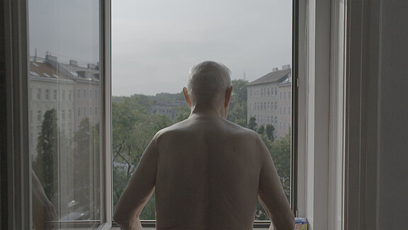 02_Adolf_Schandl_vor_dem_Fenster__c_kurtmayerfilm_300dpi.jpg  