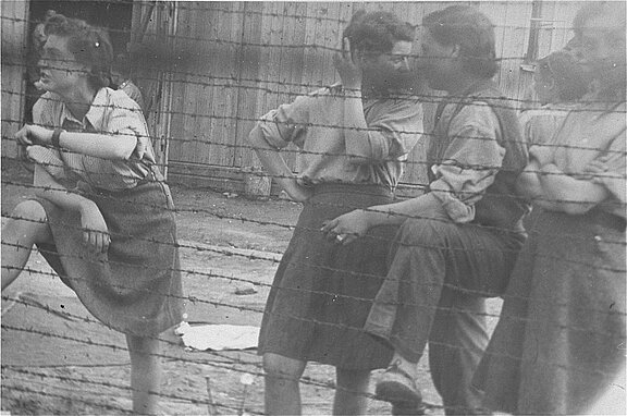 Mauthausen04_Frauen_Mauthausen.jpg  