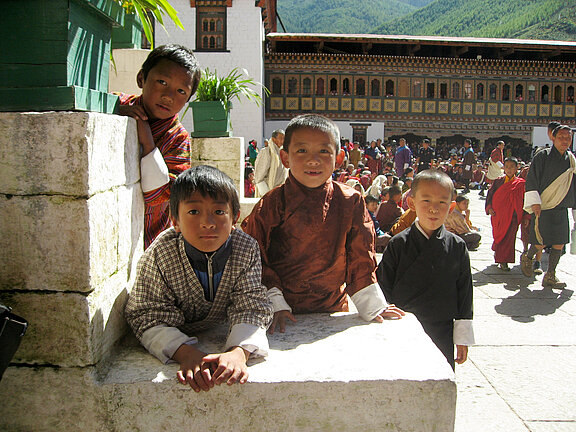 What_Happiness_Is_Pressebild_11__Tachishoe_Dzong__Buben_.jpg  