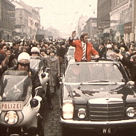 Karl Schranz beim Autocorso in Wien